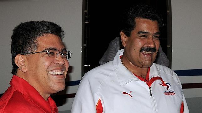 Elías Jaua, ex ministro de Exteriores, junto a Nicolás Maduro