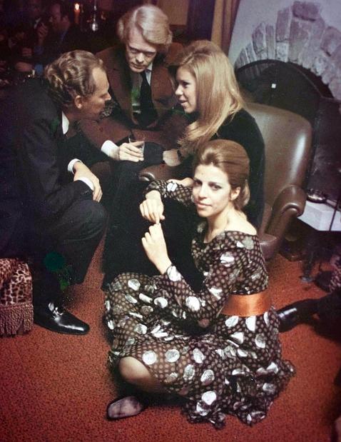 Víctor Manuel de Saboya, Tore Bergengren, Marina Tchomlekdjoglou y Christina Onassis, en el King’s Club de St. Moritz