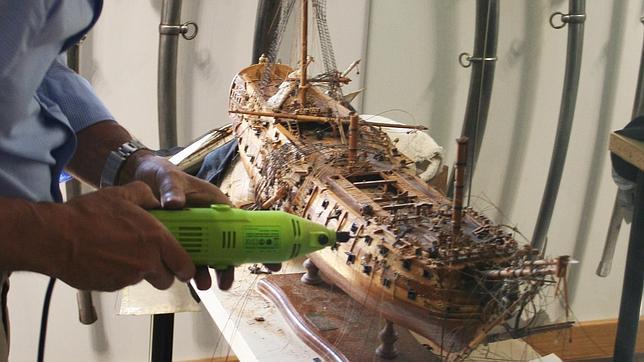 Pérez-Reverte blande el taladro para infligir los daños de los cañonazos a la maqueta