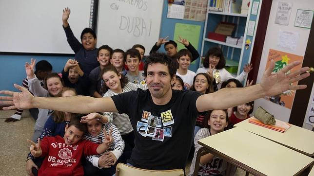 César Bona junto a sus alumnos de este curso del colegio público Puerta de Sancho de Zaragoza