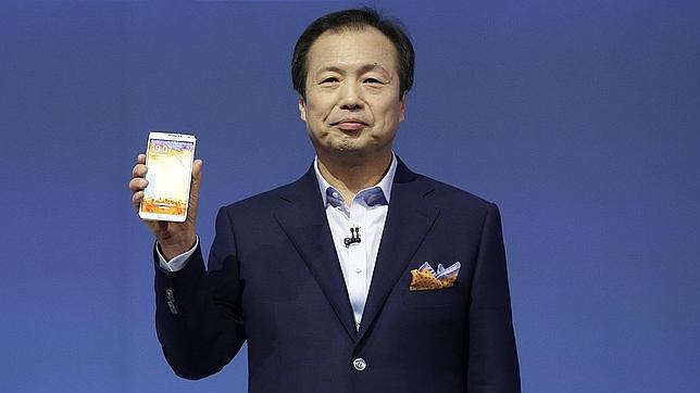 En la imagen, Shin Jong-kyun, CEO de la división móvil de Samsung con un Galaxy Note
