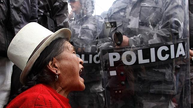 Una mujer indígena se encara con la Policía durante una protesta en la localidad ecuatoriana de Tarqui en una imagen de archivo