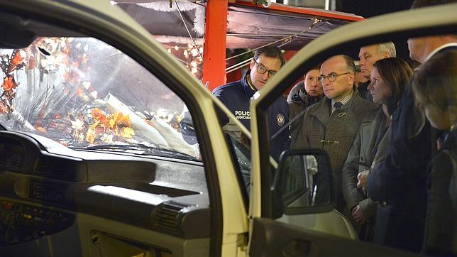 El ministro del Interior francés observa el vehículo con el que un hombre atropelló a una decena de personas en Nantes