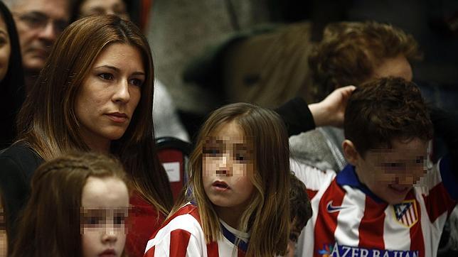 Olalla Domínguez junto a sus dos hijos