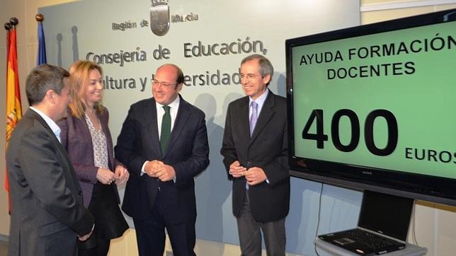 El consejero, Pedro Antonio Sánchez, durante la presentación de la ayuda para la obtención del nivel B2