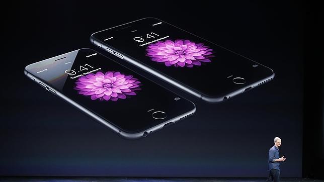 El consejero delegado de Apple, Tim Cook, durante la presentación de los nuevos iPhone 6