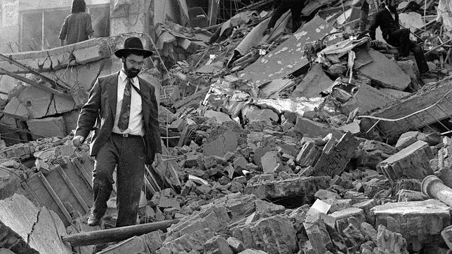Un judío argentino, en los escombros de la AMIA tras el atentado de 1994