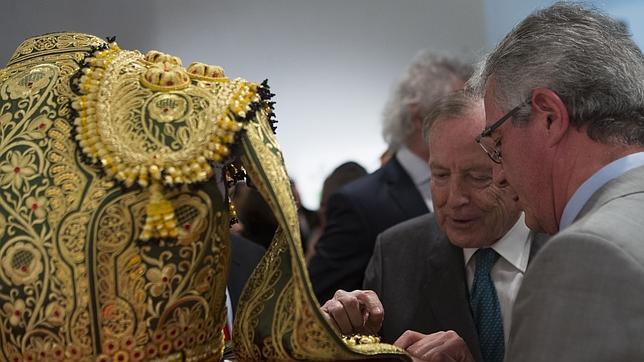 Justo Algaba muestra un vestido de torear a José María Álvarez del Manzano