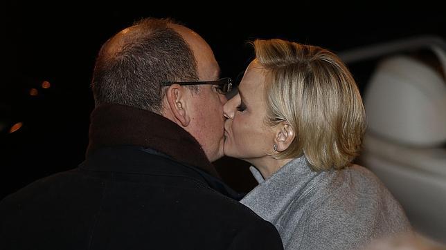 El cariñoso beso de los Príncipes Alberto y Charlène de Mónaco