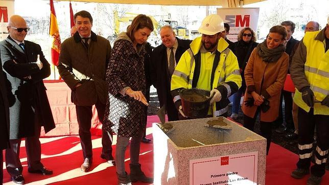 Ignacio González y Lucía Figar ponen la primera piedra del Instituto de Las Rosas