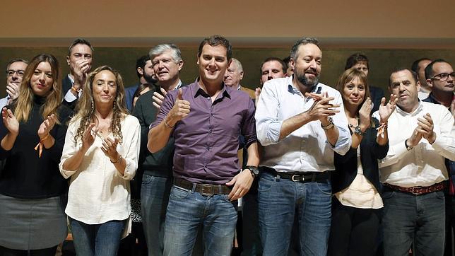 Imagen de Carolina Punset junto a Albert Rivera en un acto de Ciudadanos