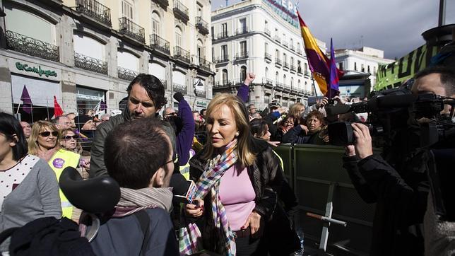 Carmen Lomana, en pleno trabajo de reportera, entrevista a Pablo Echenique