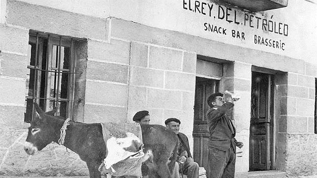 El snack-bar «El rey del petróleo», en Valdeajos, Burgos, población cercana al yacimiento de Ayoluengo