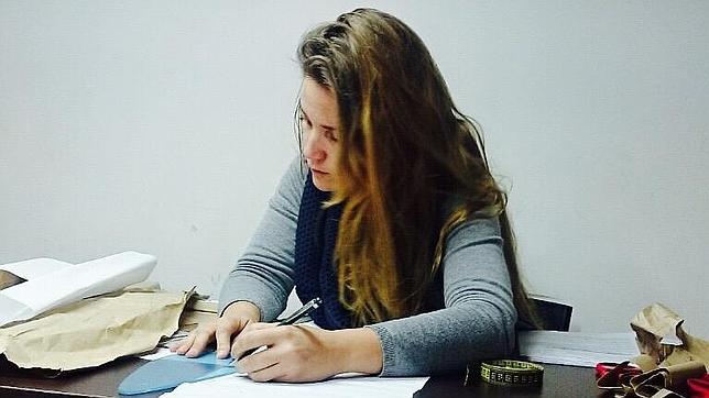 Sofía Rivera, con los patrones del terno en su taller sevillano
