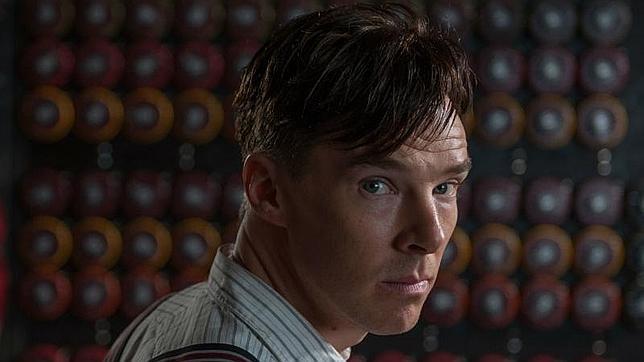 Benedict Cumberbatch caracterizado como Alan Turing