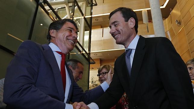 El presidente de la Comunidad de Madrid, Ignacio González, saluda a Tomás Gómez en la Asamblea de Madrid.
