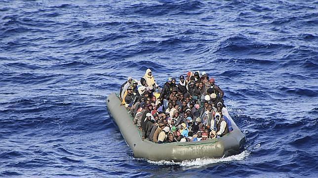 Imagen de archivo con una de las muchas embarcaciones cargadas de inmigrantes que intentan llegar hasta Europa