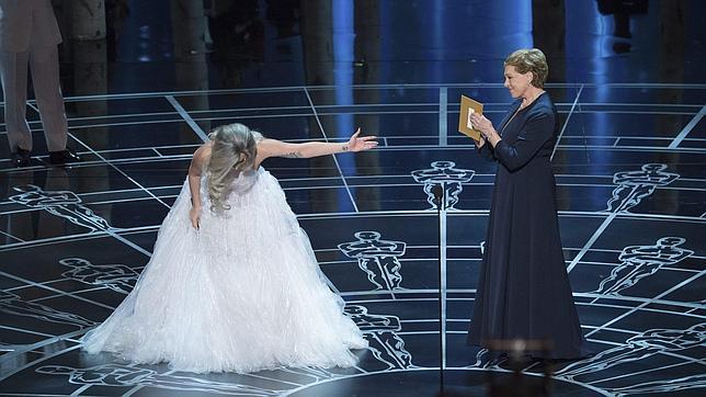 Lady Gaga (i) y a la actriz Julie Andrews durante la 87 edición de los Óscar