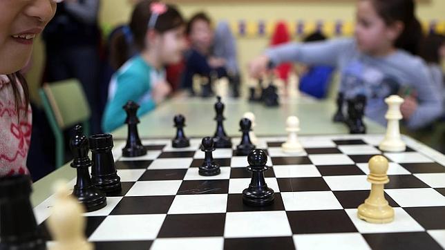 Alumnos de 2º de Primaria en clase de ajedrez en el Colegio Montessori Parque Conde Orgaz de Madrid