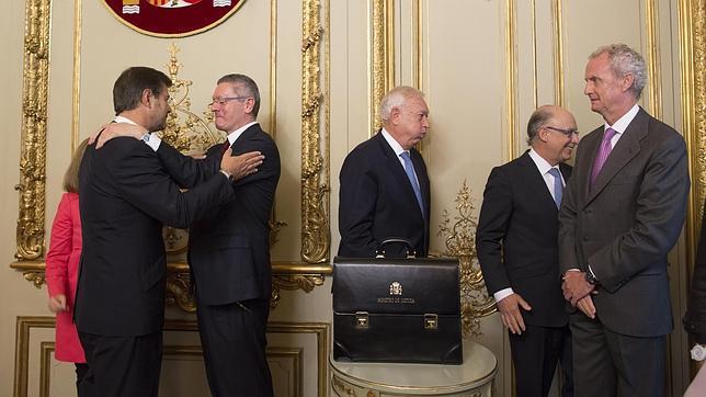 Rafael Catalá saluda a Alberto Ruiz-Gallardón en su toma de posesión como ministro de Justicia