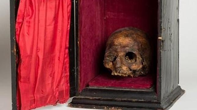 Urna con el cráneo del Papa Luna, tal y como la conservaron durante siglos los sucesivos condes de Argillo