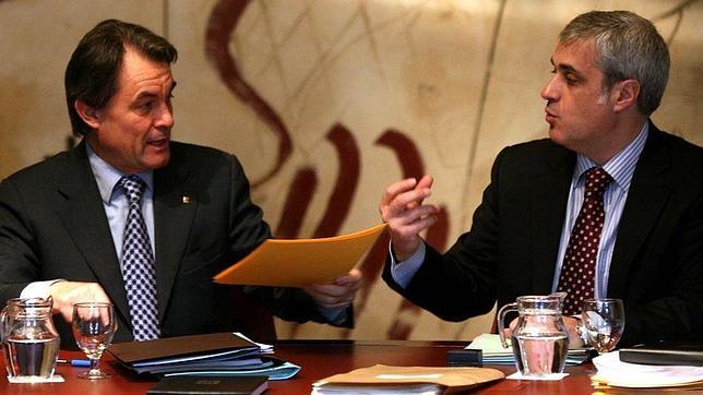 El presidente Mas con el consejero catalán de Justicia, Germà Gordó, cuyo departamento ha pagado para que se haga este libro