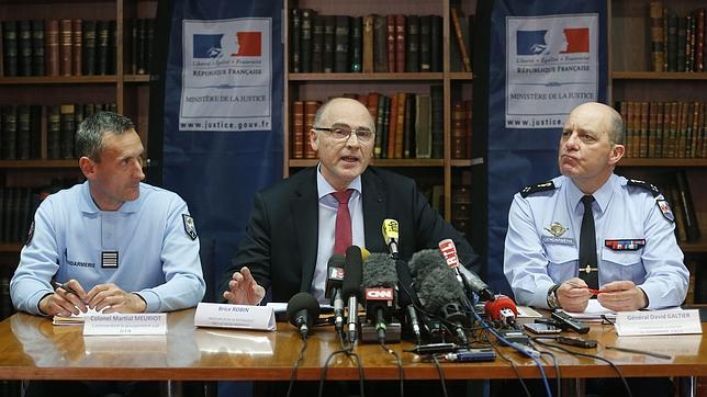 El fiscal Brice Robi, acompañado de los oficiales de la Gendarmería francesa Martial Meuriot y David Galtier