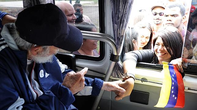 Fidel Castro saluda a un miembro de la delegación venezolana
