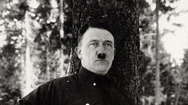 En la instantánea se muestra al líder nazi apoyado sobre un árbol con pantalones cortos y calcetines hasta la rodilla