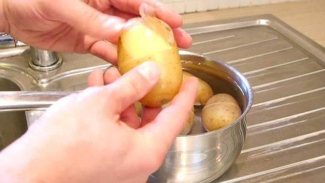 Pelar patatas no tiene porqué ser una tarea tediosa