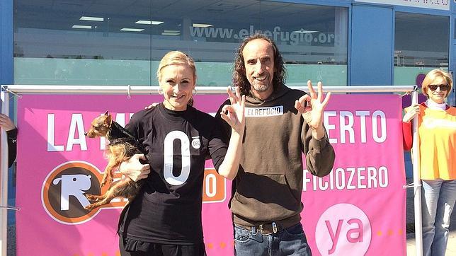 Cristina Cifuentes, candidata del PP a la Asamblea de Madrid, junto a Nacho Paunero, presidente de El Refugio