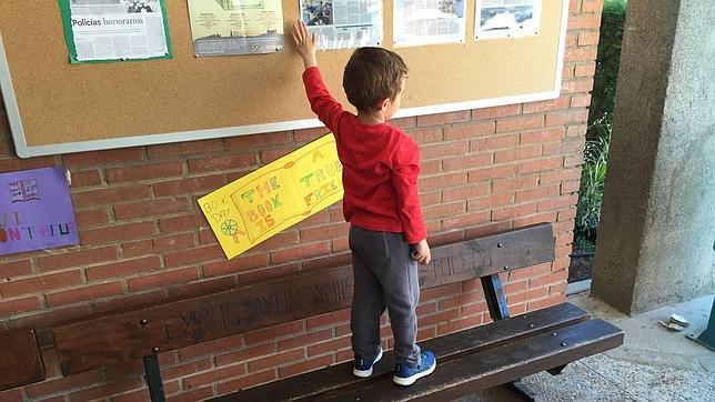 Antonio, subido en un banco de su colegio