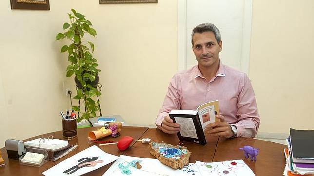 Andrés Joison, en su consultorio clínico en Sevilla, expone su libro «De las adicciones a la autonomía»