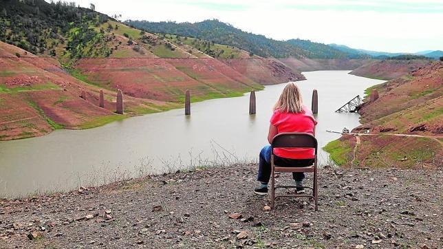 Vista del Lago McLure, al 7% de su capacidad