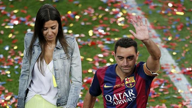 Xavi y su esposa en el Camp Nou
