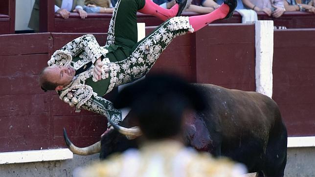 Domingo Valencia, en el momento del percance con el cuarto toro