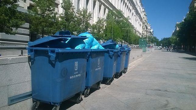 Los contenedores de papel repletos de hojas destruídas a las puertas del ayuntamiento, en la calle Montalbán
