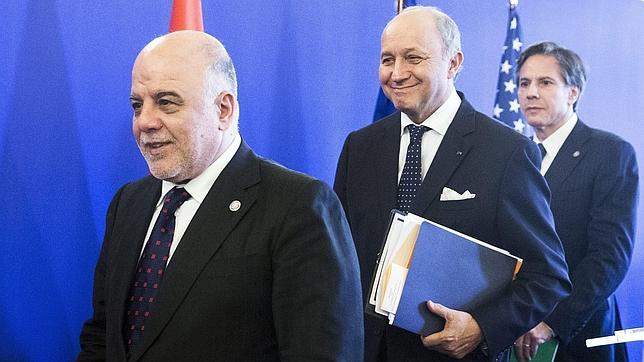 Haidar al Abadi (izquierda), Laurent Fabius (centro) y Anthony Blinken (d), tras la rueda de prensa