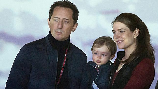Casiraghi, junto a Gad Elmaleh y el hijo de ambos, Rafael