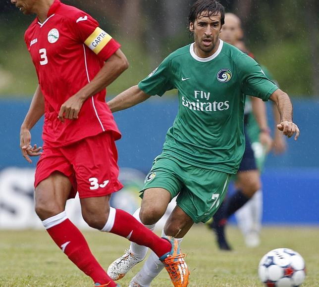 Raúl controla la pelota en el estadio Pedro Marrero de La Habana