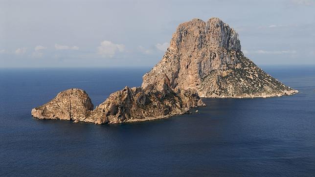 El islote de Es Vedrá y el menor de Es Vedranell, al suroeste de Ibiza