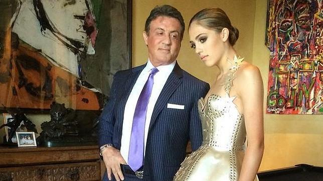 Sylvester Stallone con su hija Sistine Rose, a la que mira orgulloso