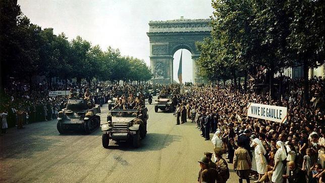 Desfile de la 2.ª División Blindada por los Campos Elíseos, París, el 26 de agosto de 1944