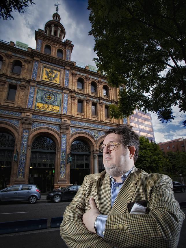 Santiago Castelo, fotografiado delante del ABC de Serrano, que fuera sede histórica de este diario