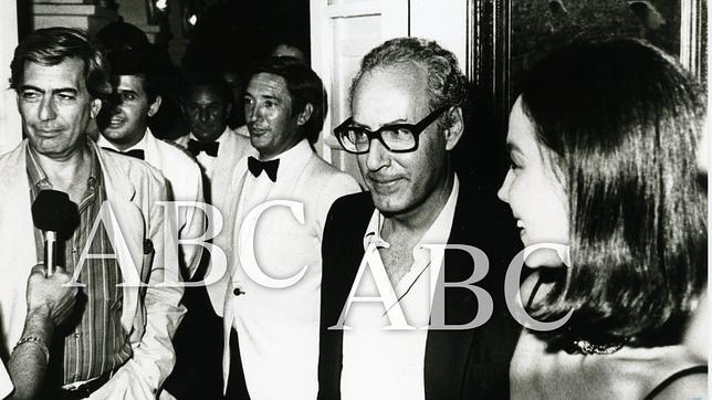 Mario Vargas Llosa, Miguel Boyer e Isabel Preysler a su salida del restaurante marbellí La Fonda, en agosto de 1986