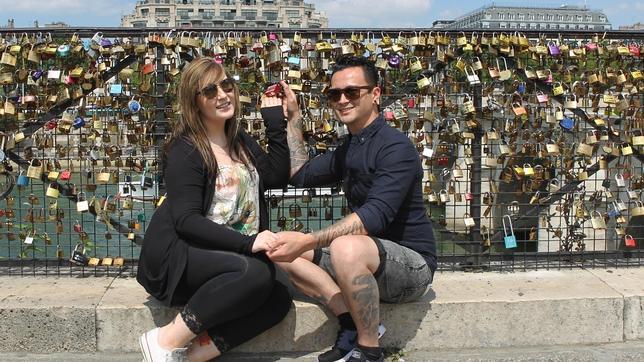 Una pareja, en el «Pont Neuf», el nuevo punto de encuentro para los amantes