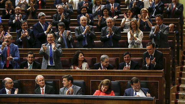 El presidente del Gobierno recibe los aplausos de la bancada popular
