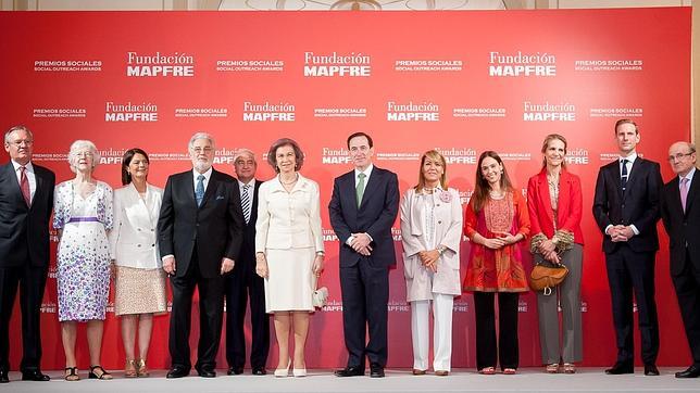 Doña sofía junto a los premiados y miembros de la fundación Mapfre