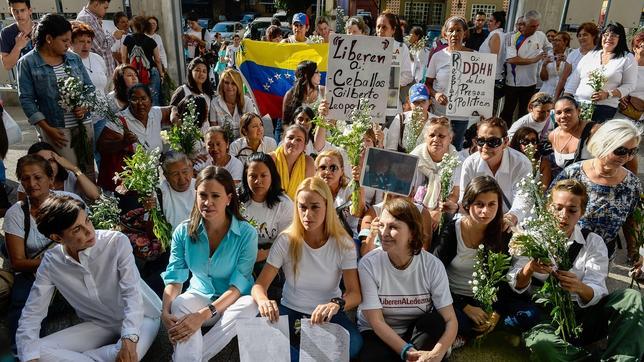 Las esposas de los opositores encarcelados posan en un acto de protesta la pasada semana