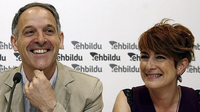 El cabeza de lista al Parlamento foral de EH Bildu, Adolfo Araiz, junto a Bakartxo Ruiz